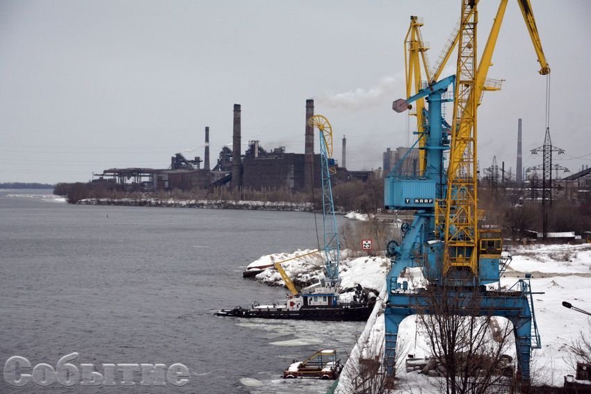 На Днепре тонет баржа: в реку вылилось 300 тонн мазута (ФОТО) 2