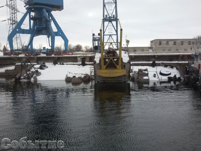 На Днепре тонет баржа: в реку вылилось 300 тонн мазута (ФОТО) 3