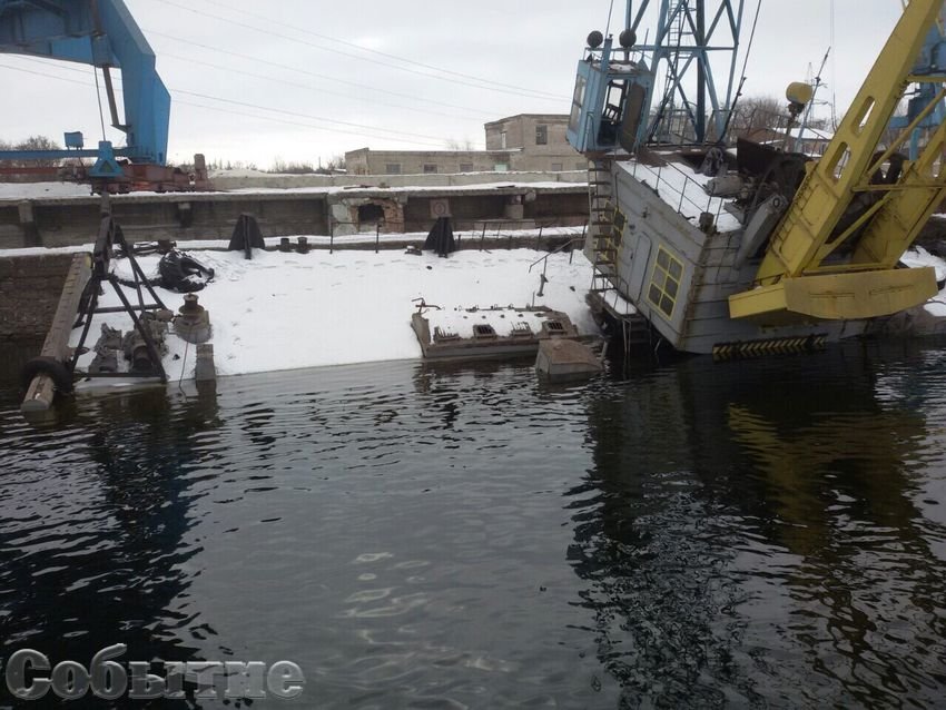 На Днепре тонет баржа: в реку вылилось 300 тонн мазута (ФОТО) 4