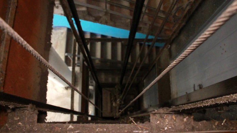 Как на Набережной в домах лифты ремонтируют: открытые шахты и мусор (ФОТО, ВИДЕО) 2