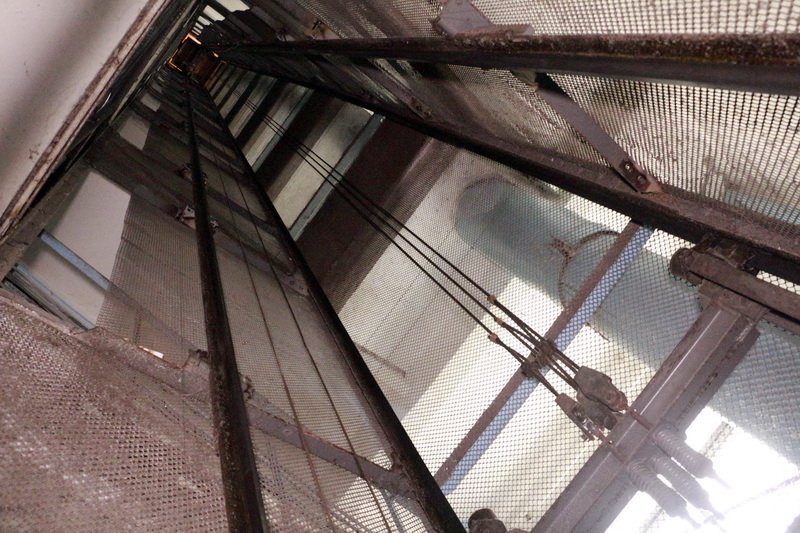 Как на Набережной в домах лифты ремонтируют: открытые шахты и мусор (ФОТО, ВИДЕО) 6