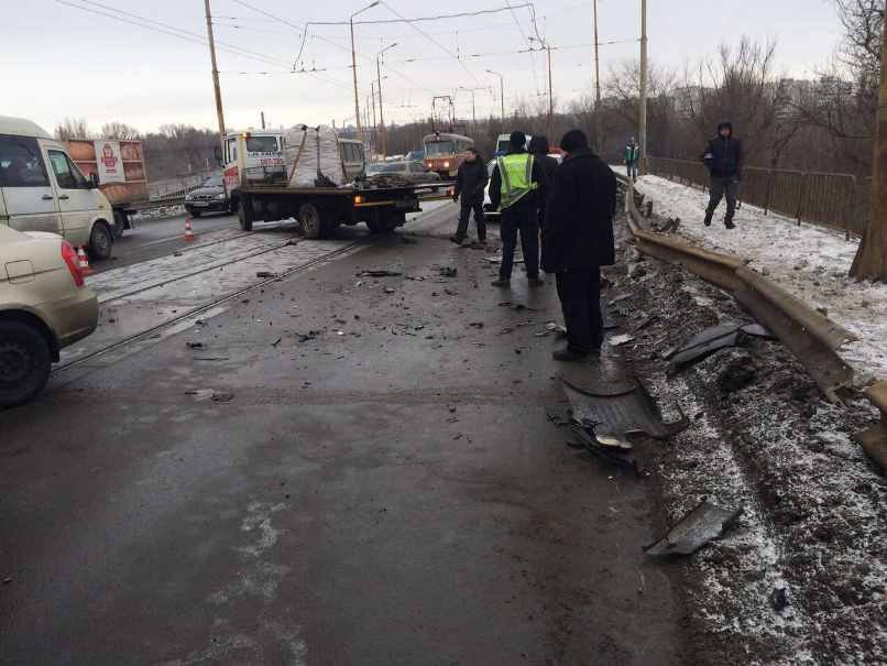 Серьезное ДТП на Амурском мосту: образовалась пробка, стоят трамваи (ФОТО, ВИДЕО) 1