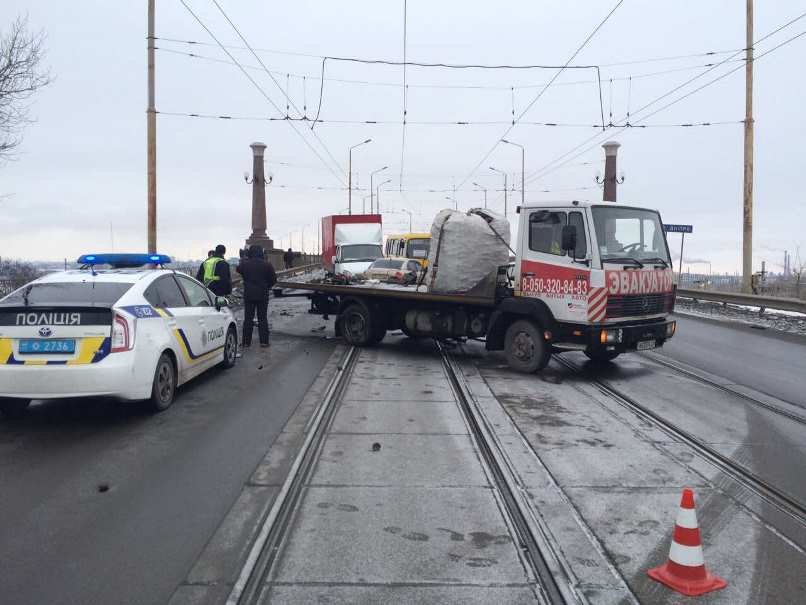 Серьезное ДТП на Амурском мосту: образовалась пробка, стоят трамваи (ФОТО, ВИДЕО) 2