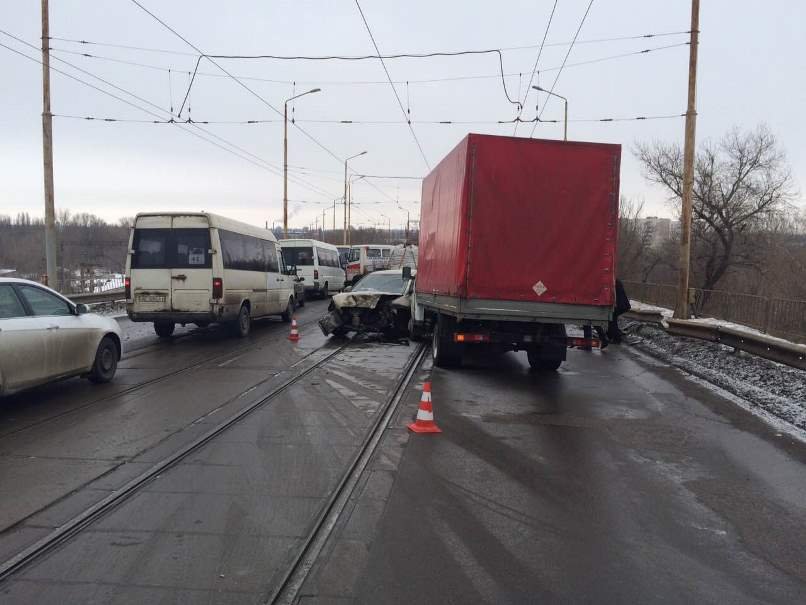 Серьезное ДТП на Амурском мосту: образовалась пробка, стоят трамваи (ФОТО, ВИДЕО) 4