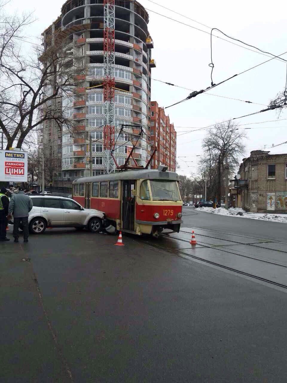 В центре Днепра иномарка врезалась в трамвай (ФОТО) 1