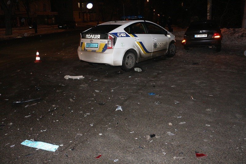 Возле "Метеора" автомобиль Mitsubishi столкнулся с полицейскими на Toyota Prius (ФОТО) 3