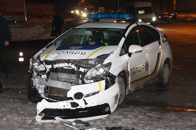 Возле "Метеора" автомобиль Mitsubishi столкнулся с полицейскими на Toyota Prius (ФОТО) 6