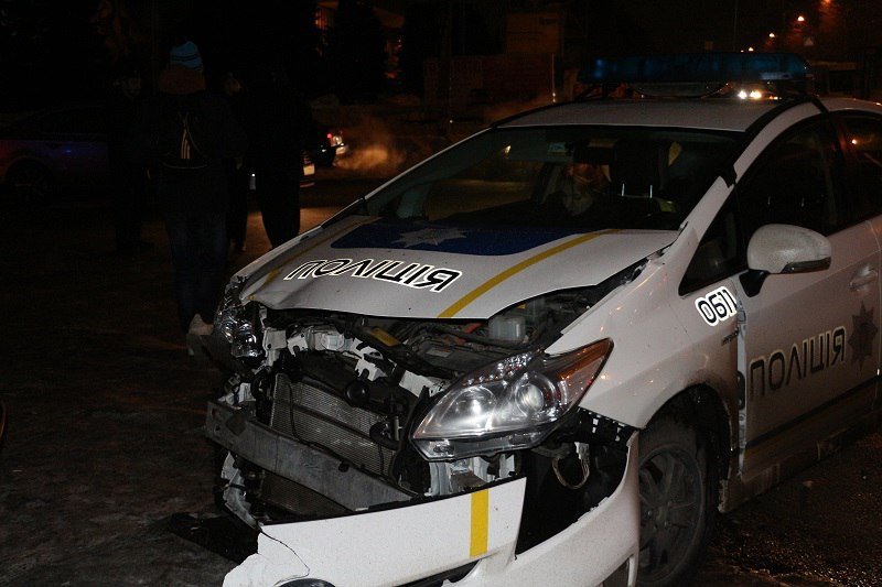 Возле "Метеора" автомобиль Mitsubishi столкнулся с полицейскими на Toyota Prius (ФОТО) 8