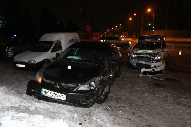 Возле "Метеора" автомобиль Mitsubishi столкнулся с полицейскими на Toyota Prius (ФОТО) 10
