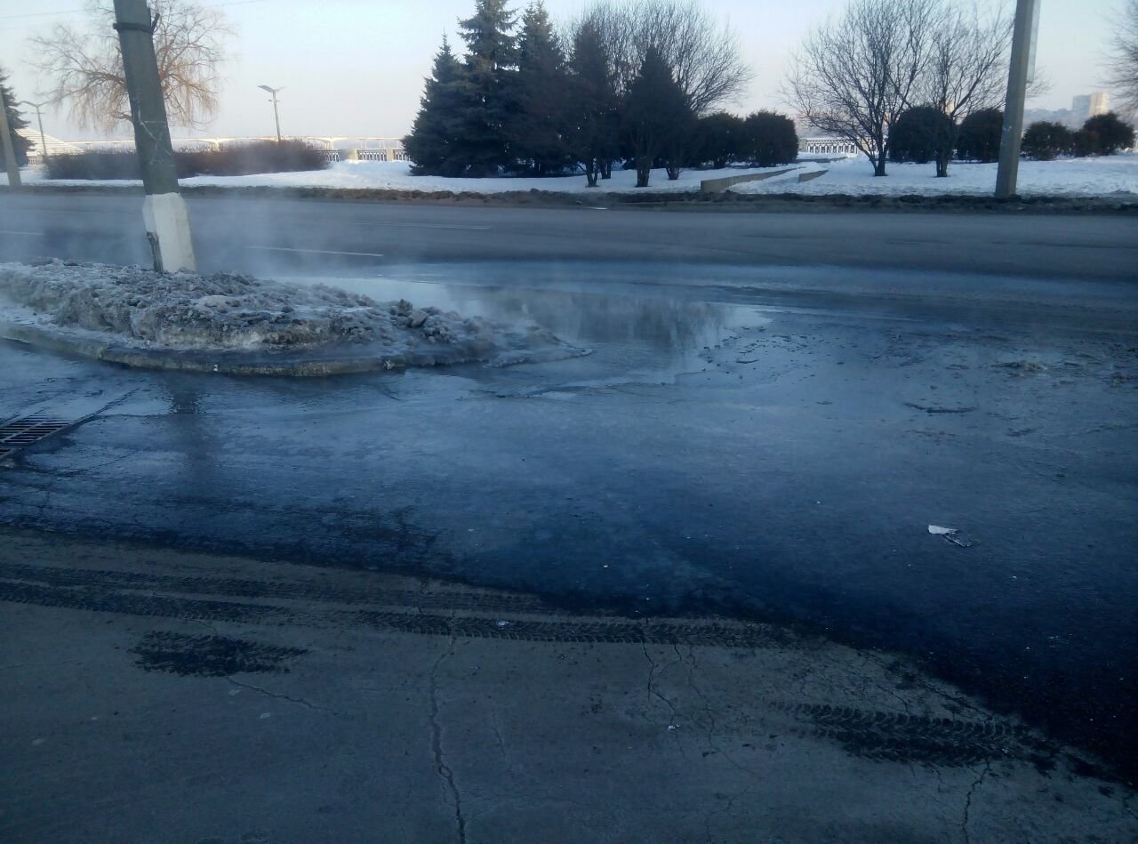 На Сичеславской Набережной прорвало трубу: дорога превращается в каток (ФОТО) 1