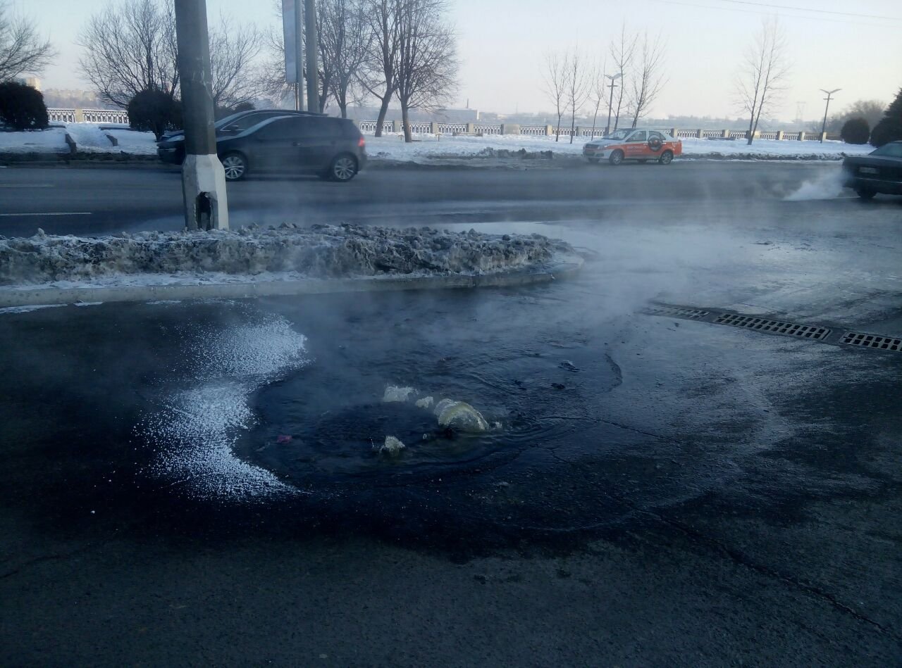 На Сичеславской Набережной прорвало трубу: дорога превращается в каток (ФОТО) 2