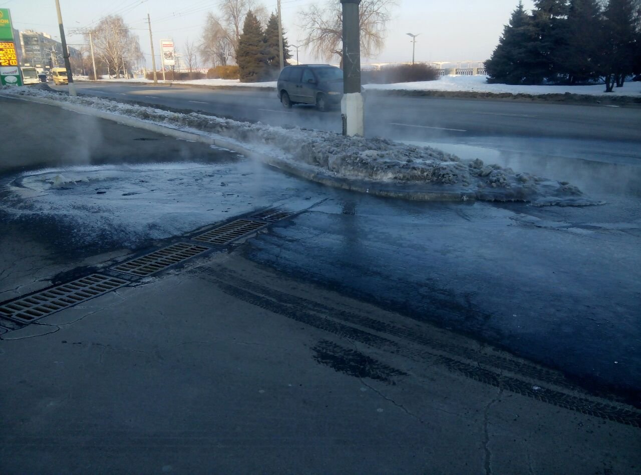 На Сичеславской Набережной прорвало трубу: дорога превращается в каток (ФОТО) 3