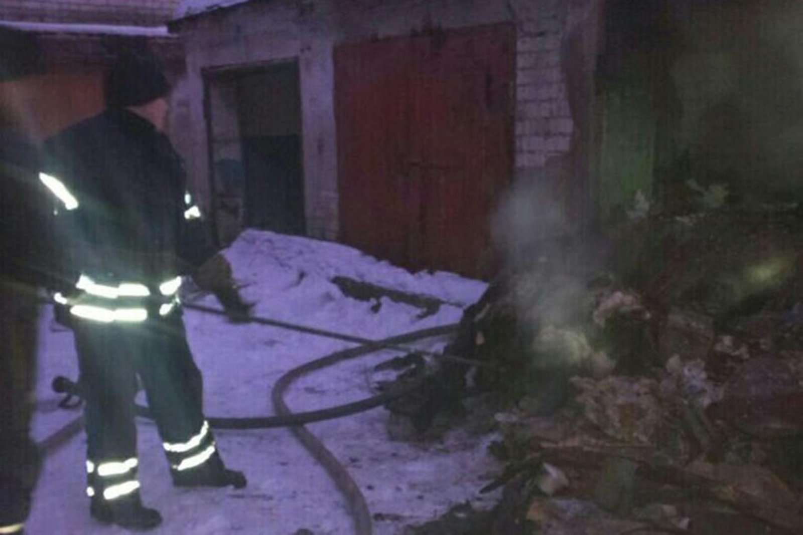 В Днепре ликвидировали пожар в пустующем гараже (ФОТО) 1