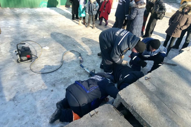 Минутка добра: в Днепре спасатели освободили щенят из бетонной ловушки (ФОТО) 1