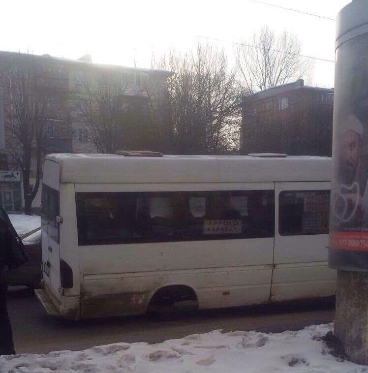 На проспекте Поля переполненная маршрутка потеряла колесо (ФОТО, ОБНОВЛЕНО) 1