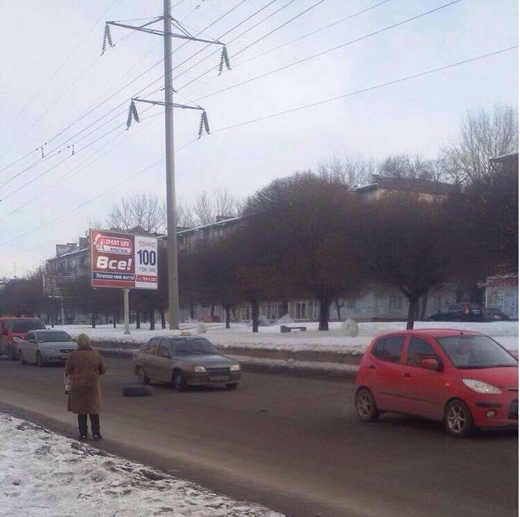 На проспекте Поля переполненная маршрутка потеряла колесо (ФОТО, ОБНОВЛЕНО) 2
