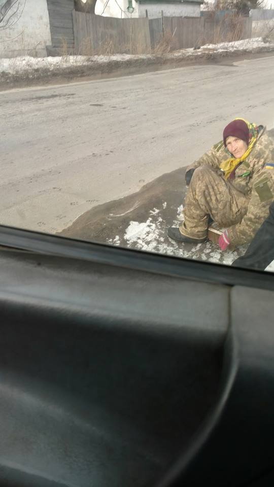 Минутка добра: в Днепре помогли замерзшей бабушке (ФОТО, ОБНОВЛЕНО) 1