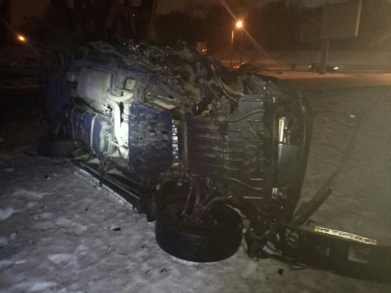 ДТП на Набережной: водитель снес световые опоры и перевернулся (ФОТО) 1