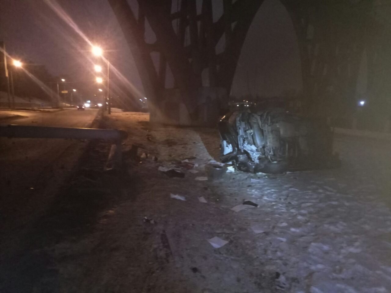 ДТП на Набережной: водитель снес световые опоры и перевернулся (ФОТО) 2