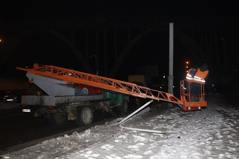 ДТП на Набережной: водитель снес световые опоры и перевернулся (ФОТО) 3