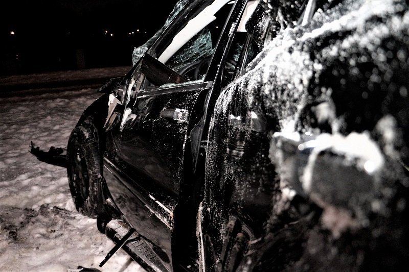 ДТП на Набережной: водитель снес световые опоры и перевернулся (ФОТО) 17