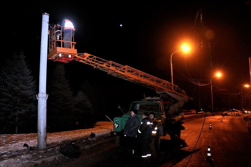ДТП на Набережной: водитель снес световые опоры и перевернулся (ФОТО) 18