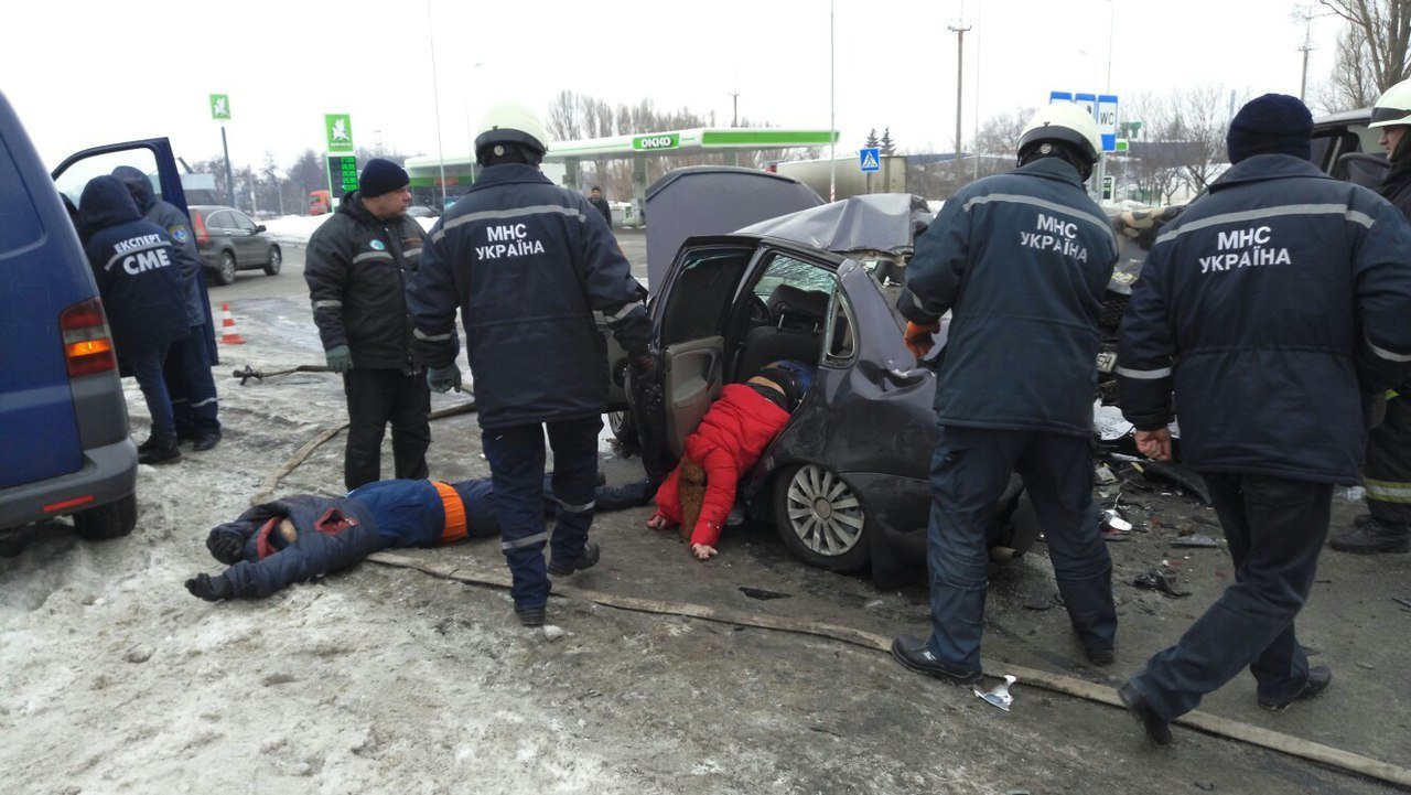Жуткая авария на Криворожской трассе: МЧСники вырезали погибших из авто (ФОТО) 7