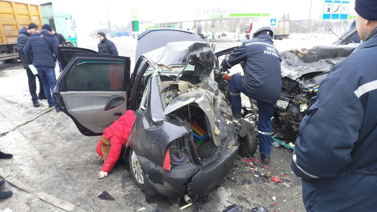 Жуткая авария на Криворожской трассе: МЧСники вырезали погибших из авто (ФОТО) 9