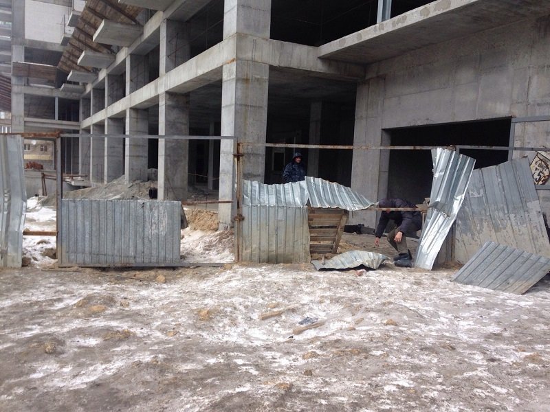 Активисты не дремлют: как в Днепре ломали забор "за идею" (ФОТО, ВИДЕО) 1