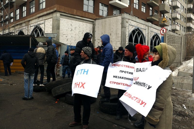 Активисты не дремлют: как в Днепре ломали забор "за идею" (ФОТО, ВИДЕО) 6