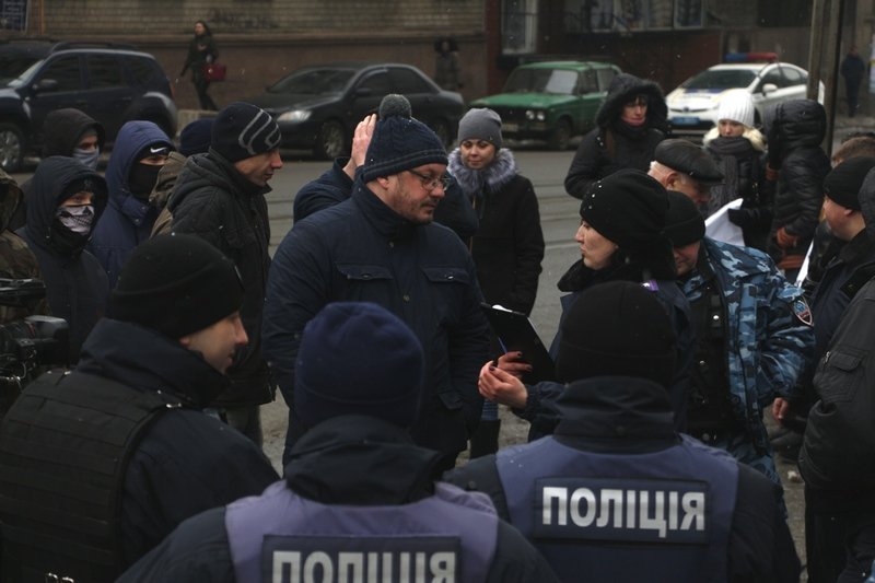 Активисты не дремлют: как в Днепре ломали забор "за идею" (ФОТО, ВИДЕО) 8