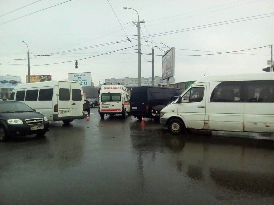 В Днепре столкнулись микроавтобус и "Нива": полиция ищет свидетелей ДТП с пострадавшими (ФОТО) 1