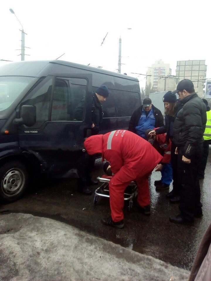 В Днепре столкнулись микроавтобус и "Нива": полиция ищет свидетелей ДТП с пострадавшими (ФОТО) 5