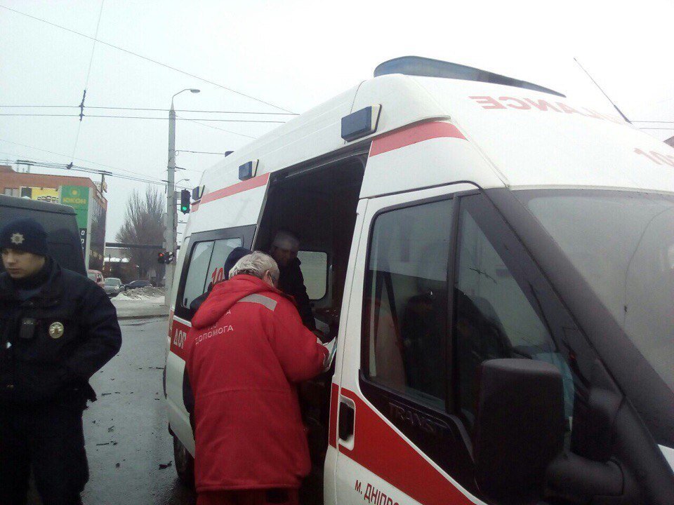 В Днепре столкнулись микроавтобус и "Нива": полиция ищет свидетелей ДТП с пострадавшими (ФОТО) 6
