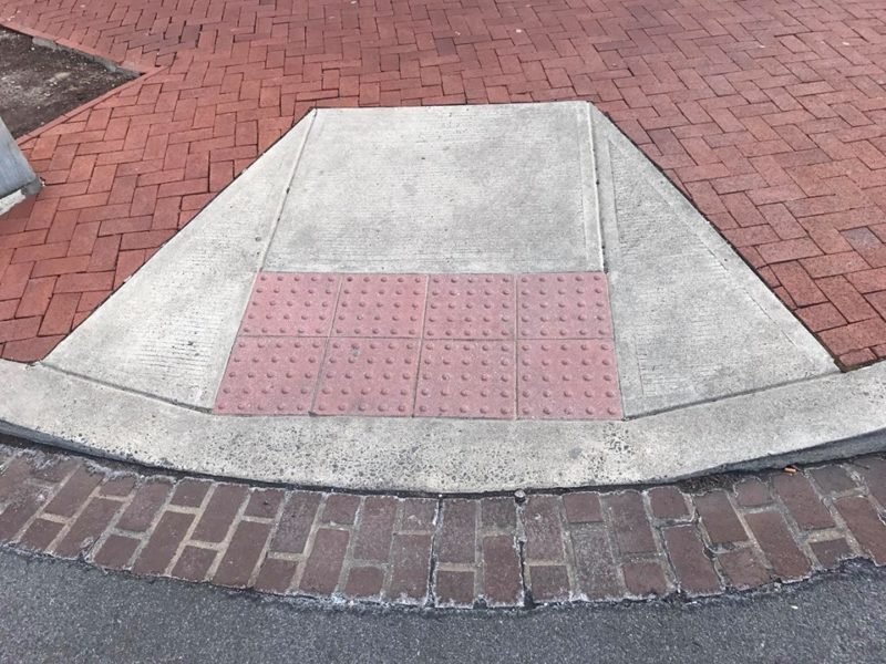 В Днепре обещают бордюры как в Вашингтоне (ФОТО) 1