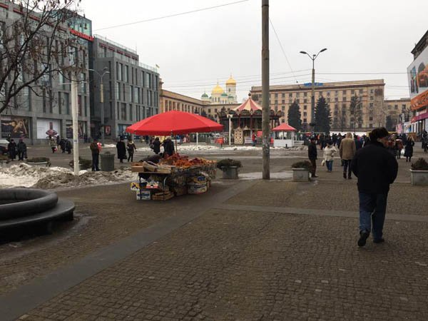 Базар на Европейской площади: незаконные лотки появляются и пропадают (ФОТО) 1