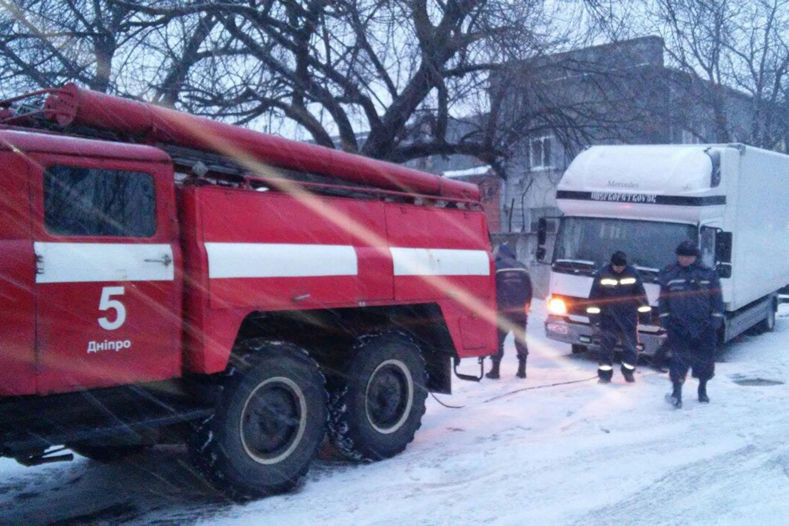 В Днепре спасатели пришли на помощь водителю грузовика (ФОТО) 1