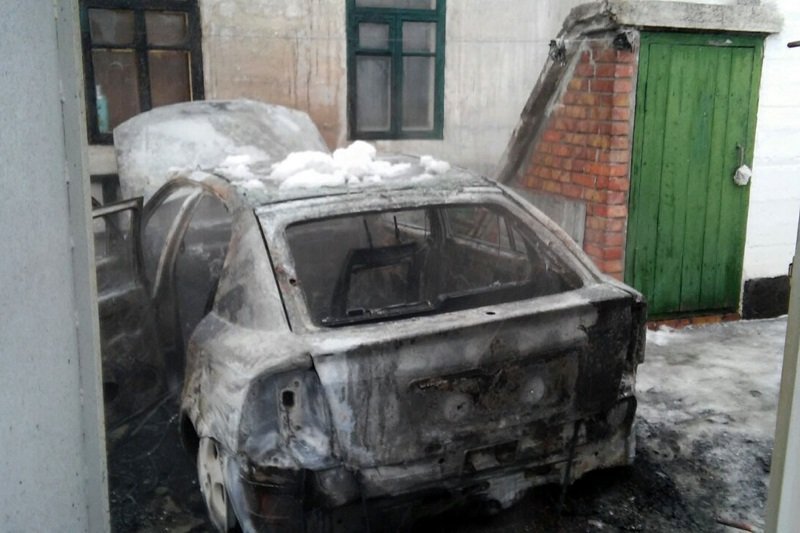 В Днепре загорелся автомобиль с человеком внутри (ФОТО) 2