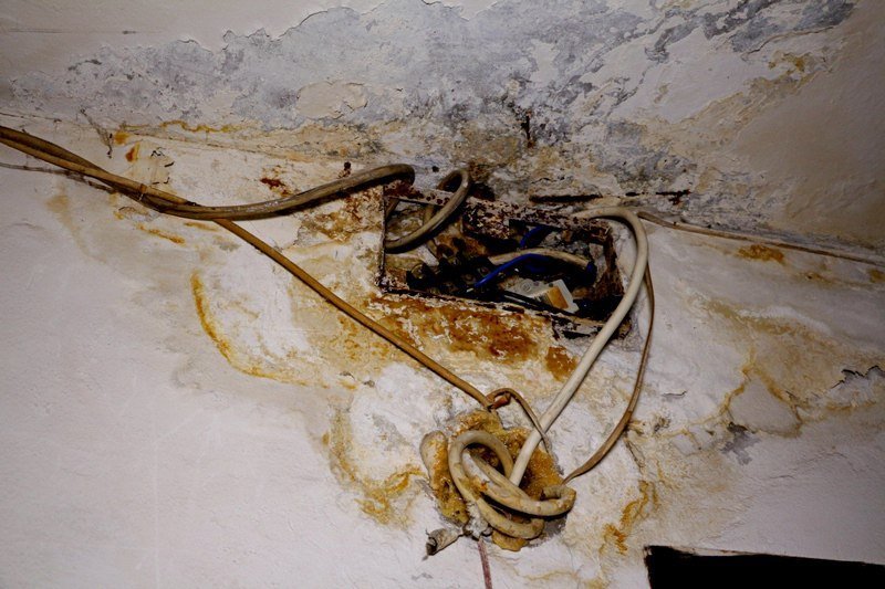 Крик о помощи: у жителей дома на Слобожанском каждый день прорывает трубы вот уже три года (ФОТО) 1