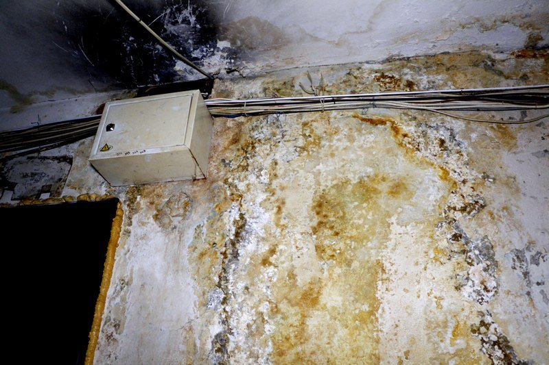 Крик о помощи: у жителей дома на Слобожанском каждый день прорывает трубы вот уже три года (ФОТО) 3