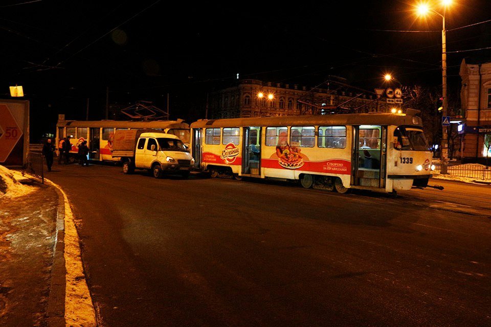 В Днепре возле Озерки на ходу загорелся трамвай (ФОТО) 1