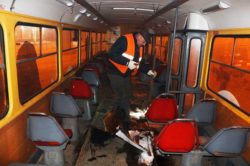 В Днепре возле Озерки на ходу загорелся трамвай (ФОТО) 4