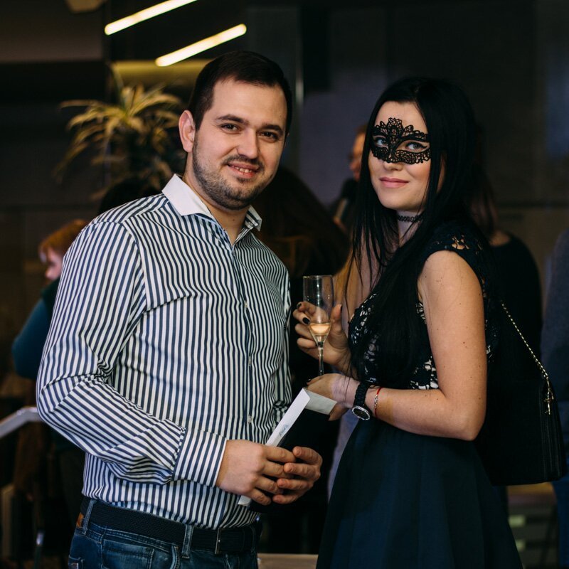 Девушки в масках, конкурсы и алкоголь: в Днепре прошел допремьерный показ "50 оттенков темного" (ФОТО) 1