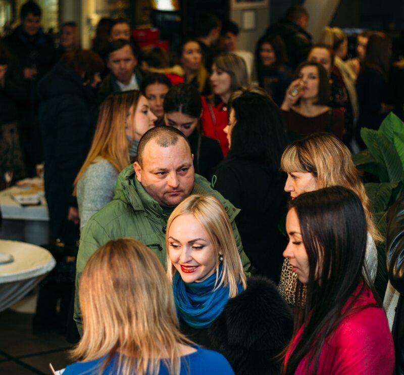 Девушки в масках, конкурсы и алкоголь: в Днепре прошел допремьерный показ "50 оттенков темного" (ФОТО) 4