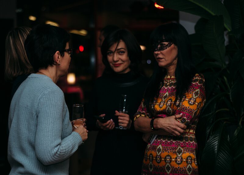 Девушки в масках, конкурсы и алкоголь: в Днепре прошел допремьерный показ "50 оттенков темного" (ФОТО) 6