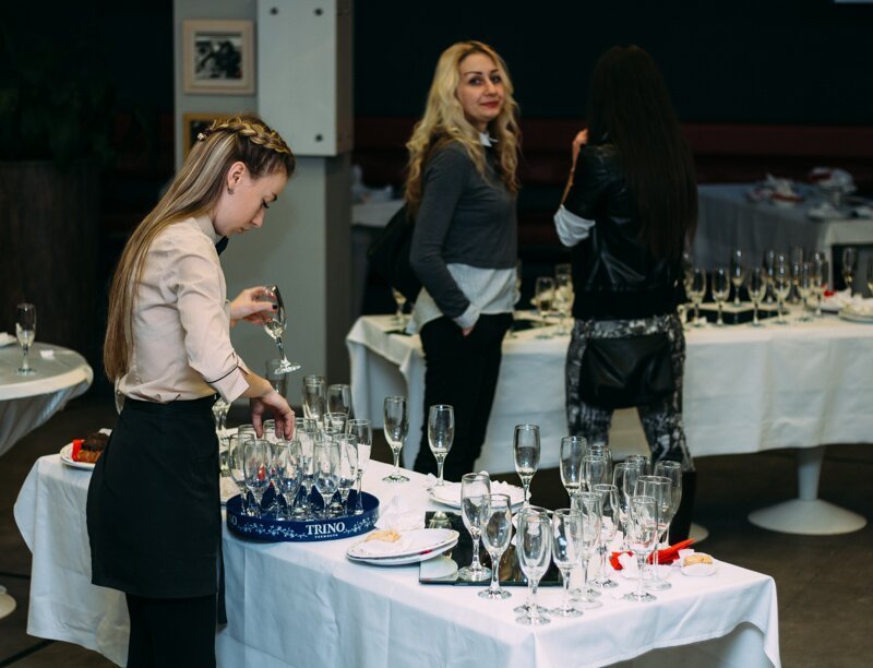 Девушки в масках, конкурсы и алкоголь: в Днепре прошел допремьерный показ "50 оттенков темного" (ФОТО) 20