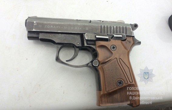 Почти как супергерой: по Днепру разъезжал мужчина с пистолетом и мультяшной маской (ФОТО) 1