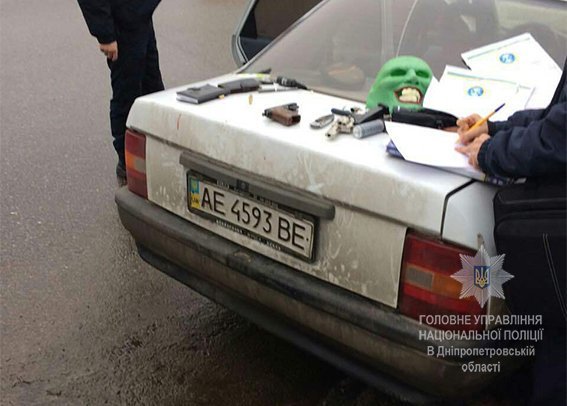 Почти как супергерой: по Днепру разъезжал мужчина с пистолетом и мультяшной маской (ФОТО) 2