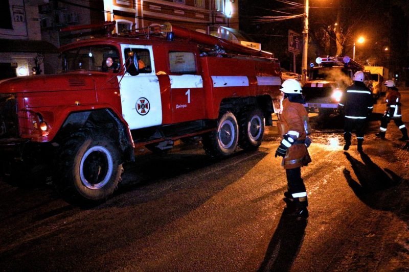 В Днепре всю ночь боролись с сильным пожаром: как это было (ФОТО, ВИДЕО, ОБНОВЛЕНО) 4