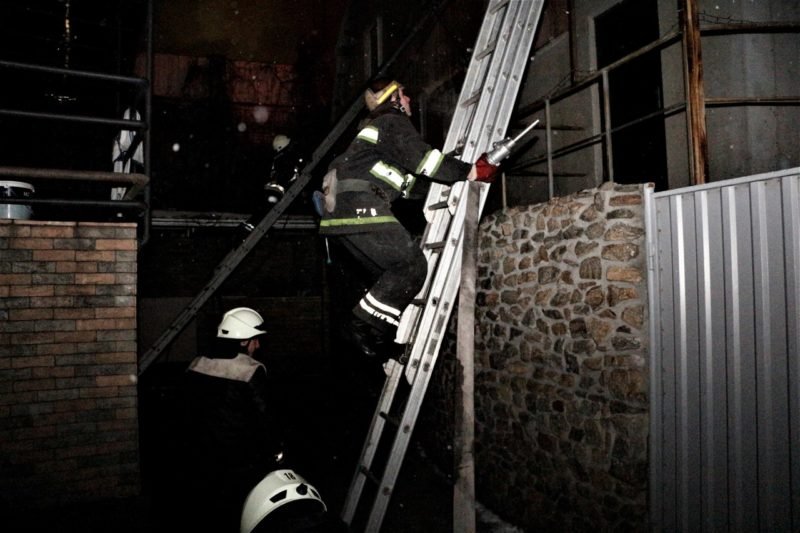 В Днепре всю ночь боролись с сильным пожаром: как это было (ФОТО, ВИДЕО, ОБНОВЛЕНО) 7